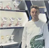  ??  ?? Bautista posa junto a la colección de trofeos de Rafa. ((