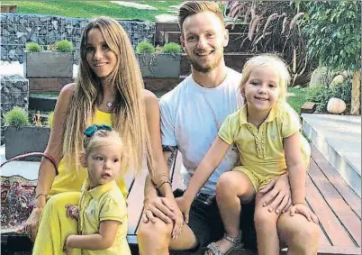  ?? FOTO: INSTAGRAM ?? Ivan Rakitic, feliz con su familia El croata colgó este imagen con su esposa, Raquel, y sus hijas Adara y Althéa