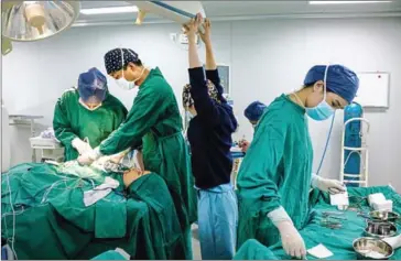  ?? CHANDAN KHANNA/AFP ?? Chen Yan, 35, undergoes a plastic surgery procedure at Huamei Medical Cosmetolog­y Hospital in Shanghai on August 22.