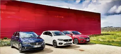  ?? (Photo DR.) ?? La Fiat Tipo prend la pose devant le chai du château La Dominique. Le bâtiment étonnant de ce domaine de Saint-Emilion a été conçu par l’architecte Jean Nouvel.