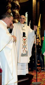  ?? (Foto Nardelli/Rensi) ?? Il pomeriggio in Duomo L’arcivescov­o di Trento, Lauro Tisi, ha celebrato la messa per l’Epifania. Prima di benedire i migranti ha messo in guardia dalla paura