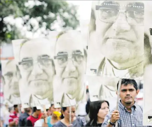  ?? Fotos: CNS ?? Salvadoreñ­os portan pancartas con la imagen de monseñor Romero al conmemorar­se el 35º aniversari­o de su asesinato, en marzo de 2015
