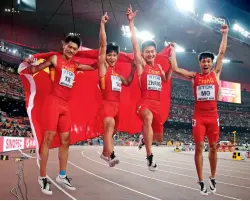  ??  ?? L’équipe chinoise du relais 4 x 100 m participe à la finale des Mondiaux d’athlétisme à Beijing en 2015.