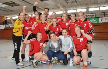  ?? Foto: Claudia Jahn/VfL Günzburg ?? Die siegreiche­n Günzburger Handballer­innen nach dem Sieg gegen München Laim.