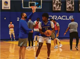  ?? Courtesy Golden State Warriors ?? Warriors player-developmen­t coach Dejan Milojevic, shown working with James Wiseman at a recent practice, has a track record of maximizing the potential of young big men.