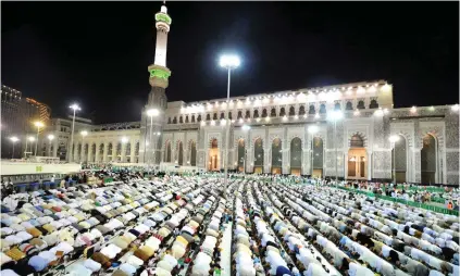  ??  ?? Thousands of worshipers perform Isha and Taraweeh prayers at the Grand Mosque in Makkah on Thursday. (SPA)