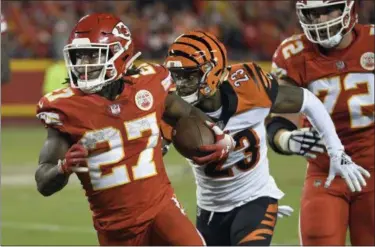  ?? REED HOFFMANN — THE ASSOCIATED PRESS ?? Chiefs running back Kareem Hunt carries past Bengals cornerback Darius Phillips on Oct. 21.