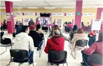  ?? ?? ▮ Ciudadanos que querían tramitar la credencial, a última hora llenaron las instalacio­nes del módulo de atención del Registro Federal de Electores.