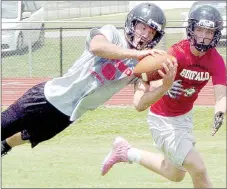  ?? RICK PECK MCDONALD COUNTY PRESS ?? McDonald County wide receiver Cole DelosSanto­s dives to make a catch during the Mustangs’ 7-on-7 scrimmage against Buffalo High School on Saturday at MCHS.