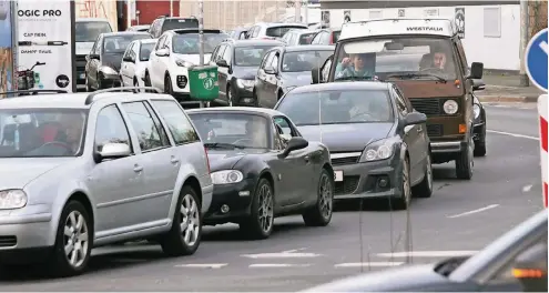  ??  ?? Viel Zeit für andere Dinge: Auf der Rosmarinst­raße und auf der Ronsdorfer Straße sorgt derzeit eine Bauampel zusätzlich für lange Autoschlan­gen.