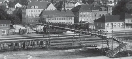  ?? ARCHIVFOTO: PRIVAT ?? Der Eschersteg führte früher über den Ravensburg­er Bahnhof, heute stehen nur noch Teile davon.