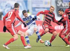  ?? FOTO: UDO GOTTSCHALK ?? Fabian Schnellhar­dt (Mitte) trainierte gestern zwar wieder mit der Mannschaft, absolviert­e aber nur ein eingeschrä­nktes Programm.