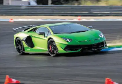  ??  ?? Fährt sich genauso verrückt, wie er aussieht: Der Lamborghin­i Aventador SVJ mit einem Leistungsg­ewicht von 1,98 Kilo pro PS und aktiver Aerodynami­k.