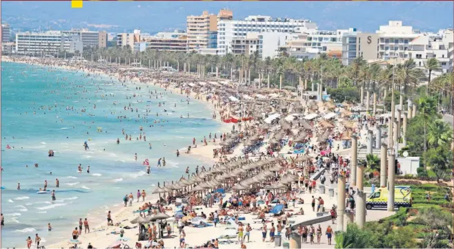  ??  ?? Imagen de numerosos turistas en una de las playas de Palma de Mallorca durante el mes de agosto del año pasado.