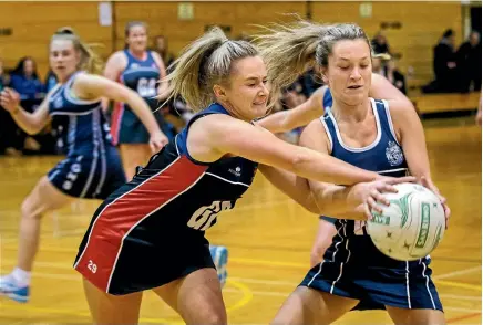  ?? PHOTO: MYTCHALL BRANSGROVE/FAIRFAX NZ ?? Harlequins Kelly Waud and Timaru Girls’ Cheynese King battle for the ball in a clash last season. The pair will face off again tomorrow night in the first round for 2017.