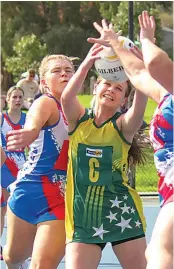  ?? ?? Garfield centre Tania Van Rossen is sadnwiched between Bunyip’s Sarah Chapman (left) and Georgie Mitchell in B grade on Saturday.