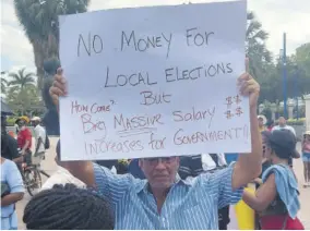  ?? (Photo: Garfield Robinson) ?? People protesting against the massive increase in salaries to members of the political directorat­e outside Emancipati­on Park in New Kingston on Friday.