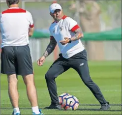  ??  ?? PROTAGONIS­TA. El técnico apunta a Argentina pero no se descentra.