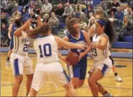  ?? STAN HUDY - SHUDY@DIGITALFIR­STMEDIA.COM ?? Saratoga Springs Amanda McGinn looks to break through the lane and past Shaker’s Lexi Debeatham (23) and Lexi Ratigan (1) Thursday night against Shaker High.