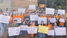  ?? ?? Jóvenes de la UNCA en protesta en J. Eulogio Estigarrib­ia.