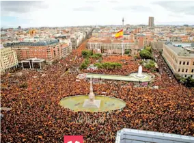  ??  ?? El líder socialista llegó al poder en junio con la promesa de suavizar las tensiones entre el gobierno central de Madrid y los líderes catalanes en Barcelona.