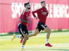  ??  ?? Rodrigo Pinho, aqui com Taarabt, voltou aos treinos