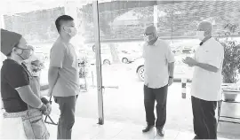  ??  ?? TURUN PADANG: Yii yang ditemani Datuk Sebastian Ting ketika melakukan kunjungan di sebuah kedai makan di pusat komersial Pelita.