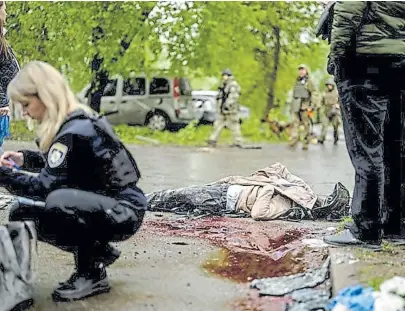  ?? Francisco seco/aP ?? El cuerpo de una mujer en una calle de Chernigov, tras el bombardeo ruso