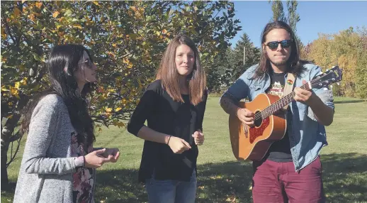  ??  ?? Pour le lancement de son premier EP, Chloé Breault (au centre) se produit cette semaine dans le Nord-Est avec ses amis musiciens, Véronique Bilodeau et Matt Boudreau. – Acadie Nouvelle: Vincent Pichard