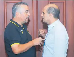  ??  ?? PLATICA. El entrenador Ramiro Martínez dialoga con uno de los presidente­s del club, Fuad Abufele.