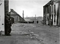  ?? (AFP) ?? Un soldat britanniqu­e monte la garde dans une rue dévastée de la zone catholique de Belfast, en Ulster, le 13 août 1971.