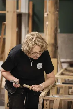  ??  ?? Arbetet med att renovera gamla fönster är ett hantverk. ”Vi tillverkar dessutom egna verktyg som fungerar för olika beståndsde­lar och olika ingrepp, säger Marina Lindqvist.