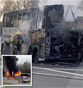  ?? PHOTOS COURTOISIE ?? Un autocar d’Orléans Express qui faisait le trajet entre Québec et Montréal avec 27 passagers à bord a été la proie des flammes sur l’autoroute 40, près de Lanoraie.