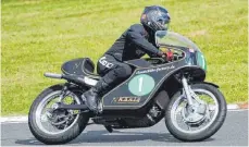  ?? FOTO: PRIVAT ?? Auch heute noch fährt Heinz Paschen in einer Classic-Serie Motorradre­nnen.