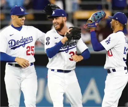  ?? MARCIO JOSE SANCHEZ/AP ?? Cody Bellinger (center) said he and Cubs coach Dustin Kelly speak the same language about hitting.