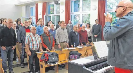  ?? FOTO: HELMUT VOITH ?? Mit Begeisteru­ng probt der Chor KressCendo mit seinem Leiter Stefan Marinov in der Nonnenbach­schule für Mozarts Requiem.