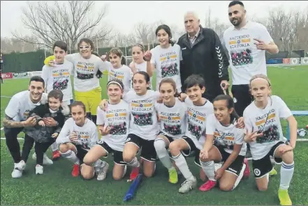  ?? FOTO: ZARAGOZA CFF ?? Las campeonas posan tras su gesta Las alevines del Zaragoza, de 10 y 11 años, son el único equipo femenino de su grupo