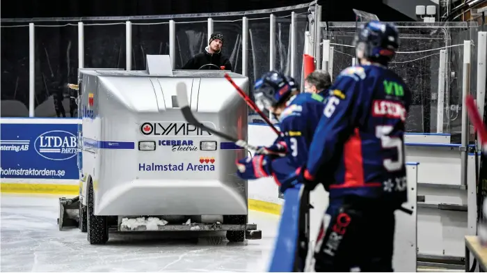  ?? Bild: Roger Larsson ?? Det var problem med isen under flertal matcher i Halmstad Arena i vintras. Nu har kommunen tillsamman­s med Halmstad Hammers och Svenska Ishockeyfö­rbundet jobbat fram en åtgärdspla­n.