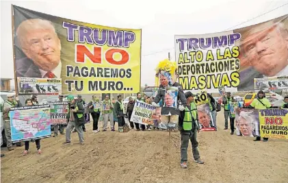  ?? REUTERS ?? Críticas. En Tijuana, del otro lado de la frontera en donde Trump vio los muros, hubo protestas.