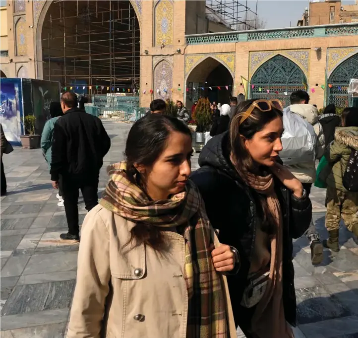  ?? VAHID SALEMI / AP / NTB ?? Iranske kvinner fortsetter å trosse myndighete­nes påbud om å dekke til håret, her ved moskeen i Teherans gamle basar dagen etter valgdagen. Bare én av fire stemmebere­ttigede avla stemme i hovedstade
