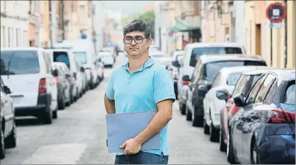  ?? MANÉ ESPINOSA ?? Xavier Girbau, en la calle Fiveller, donde está su casa