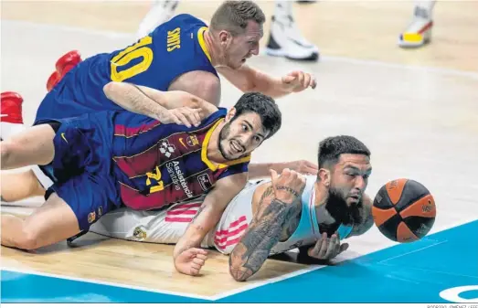  ?? RODRIGO JIMÉNEZ / EFE ?? Abrines y Smits disputan el balón con el madridista Poirier.