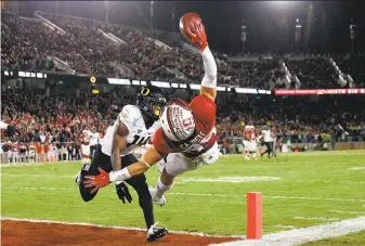  ?? Ezra Shaw / Getty Images ?? Stanford’s Devon Cajuste gets style points for his Odell Beckham Jr.-esque one-handed catch against Oregon on Saturday, even though he landed out of bounds.