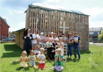  ?? FOTO TOON ROYACKERS ?? Na Borgloon heeft ook Zonhoven een doorkijkke­rkje, met dank aan de buren uit de Bekerveldw­eg.