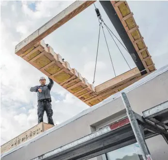  ?? FOTO: FRANK RUMPENHORS­T/DPA ?? Wenn die einzelnen Arbeiten und Gewerke beim Hausbau gut ineinander verzahnt werden, lässt sich die Bauzeit in Grenzen halten.