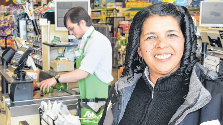  ?? FRAM DINSHAW/ TRURO NEWS ?? Tina Clyke is a friendly face for customers at the Sobeys on Prince Street, greeting them with her trademark smile.