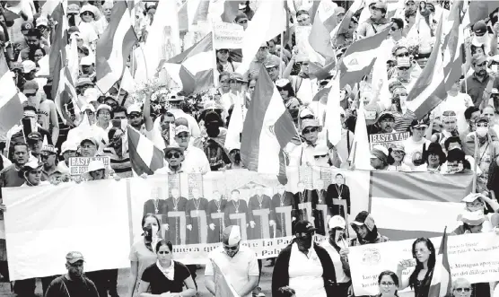  ?? MARVIN RECINOS/AFP ?? Católicos, evangélico­s y no creyentes caminaron juntos este sábado en la capital nicaragüen­se.