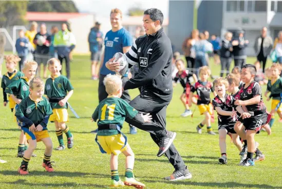  ?? Photo / Alan Gibson ?? Anton Lienert-Brown charges through the ranks of rippa rugby players while Sam Cane looks on at Mount Maunganui yesterday.