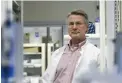  ?? FOTO: LEHTIKUVA/MARKKU ULANDER ?? Kalle Saksela, professor i virologi vid Helsingfor­s universite­t, har utvecklat ett coronavacc­in.
