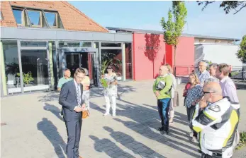  ?? SZ-FOTO: SOMM ?? Ein Teil des Technische­n Ausschusse­s der Stadt Erbach besichtigt die Erlenbachh­alle.